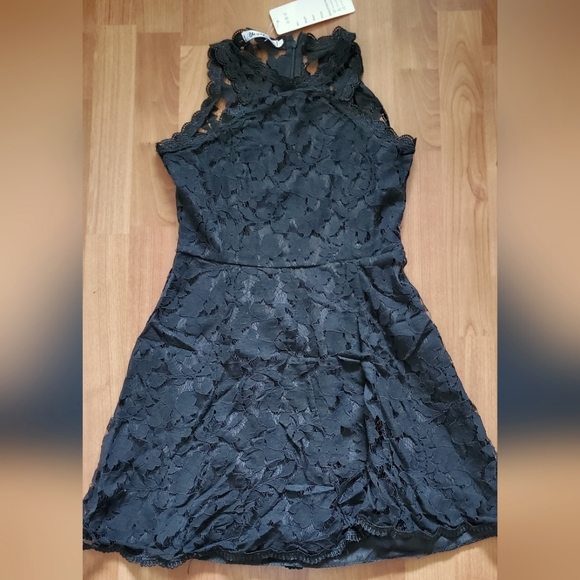 Black lace A-line halter dress - Picture 3 of 6